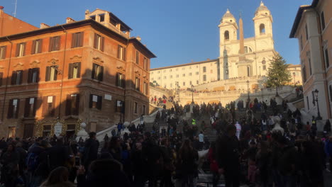 Gran-Multitud-De-Turistas-E-Italianos-Se-Reunieron-Al-Pie-De-Los-Icónicos-Escalones-Españoles-Al-Comienzo-De-La-Pandemia-Mundial-Del-Coronavirus-Covid-19