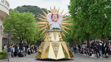 Bubbles-add-to-the-Parade-and-a-gold-float-at-the-Everland-Amusement-Park-in-Yongin,-South-Korea