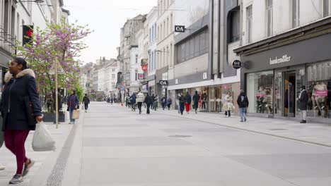 La-Gente-Se-Agolpa-En-La-Calle-Comercial-Del-Centro-De-La-Ciudad-En-El-Distrito-De-Matongé-En-Ixelles---Bruselas,-Bélgica