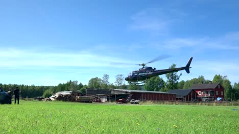 Tour-En-Helicóptero-Despegue-En-El-Campo,-Actividad-Vacacional-En-Verano,-Estático