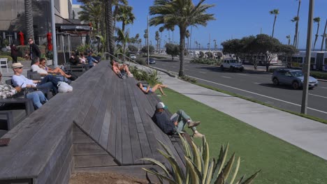 Gente-Relajándose-Disfrutando-Del-Sol-En-Pacific-City-En-Huntington-Beach-California