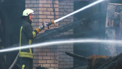 Feuerwehrmann-Löscht-Feuer-Mit-Dem-Schlauch