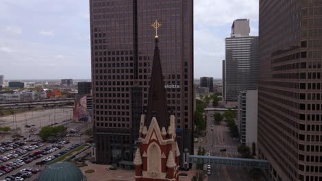 Vista-Aérea-Alrededor-Del-Campanario-Del-Santuario-De-La-Catedral-De-La-Virgen-De-Guadalupe,-En-Dallas,-Ee.uu.---Dando-Vueltas,-Disparo-De-Drones