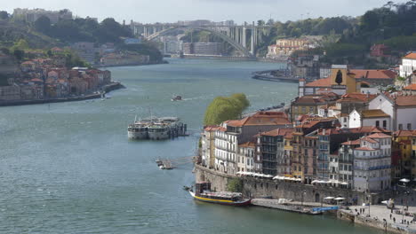 Río-Douro-En-La-Ciudad-De-Porto.-Estático