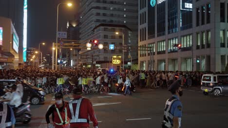 Caminos-De-Osaka-Completamente-Bloqueados-Por-Multitud-De-Personas,-La-Policía-Maneja-El-Tráfico