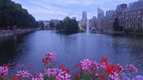 Blick-Auf-Den-Buitenhof-Von-Hofvijver-Mit-Der-Insel-Und-Der-Skyline-Von-Den-Haag-Im-Hintergrund-In-Der-Niederländischen-Stadt-Den-Haag-Mit-Wunderschönen-Farbigen-Blumen