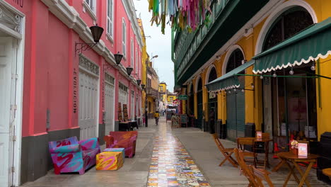 Kippen-Sie-Die-Aufnahme-Nach-Unten,-Während-Sie-Tagsüber-Durch-Die-Straße-Mit-Bunten-Häusern-Und-Restaurants-Im-Monumentalen-Lima-Callao,-Peru,-Gehen