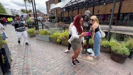 Bronzestatue-Der-Sängerin-Amy-Winehouse-In-Camden-Town