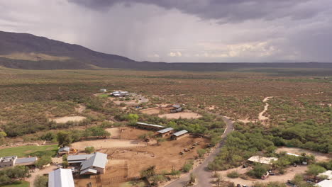 Rancho-Tanque-Verde-En-Tucson,-Arizona,-Vista-Aérea-Del-Hermoso-Rancho-Vacacional-Con-Caballos-Durante-La-Temporada-Del-Monzón