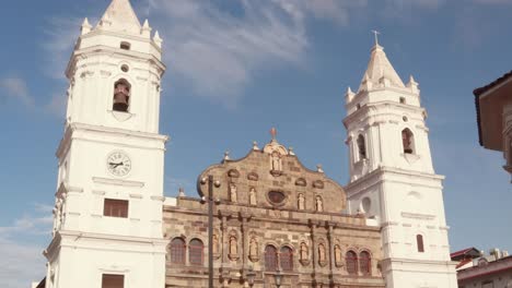 Una-Toma-De-Establecimiento-Que-Se-Inclina-Hacia-Arriba-Para-Revelar-La-Hermosa-Fachada-De-La-Catedral-Metropolitana,-La-Espectacular-Arquitectura-Católica-Romana-Y-Un-Hito-Histórico-Nacional,-Casco-Viejo,-Ciudad-De-Panamá