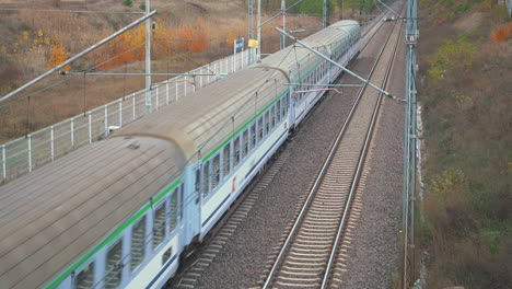 Tren-Rápido-En-El-Ferrocarril