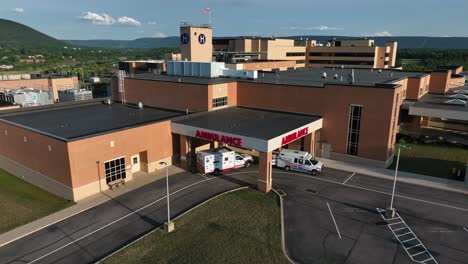 Entrada-De-Ambulancia-En-El-Hospital-Con-Personal-De-Emergencia