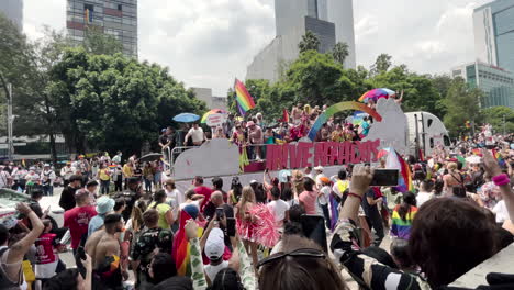 Grabó-Un-Video-De-Las-Personas-Que-Participaron-En-El-Desfile-Del-Orgullo-En-El-Paseo-De-La-Reforma-En-La-Ciudad-De-México-Con-Un-Camión-Unicornio-Durante-La-Primavera