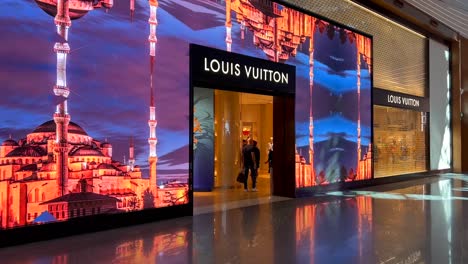 Hermoso-Escaparate-De-Louis-Vuitton-En-El-Aeropuerto-Internacional-De-Estambul,-Turquía,-Arte-En-Movimiento-Genial,-Aeropuerto-Ocupado-Con-Tiendas-De-Lujo,-Tiro-4k