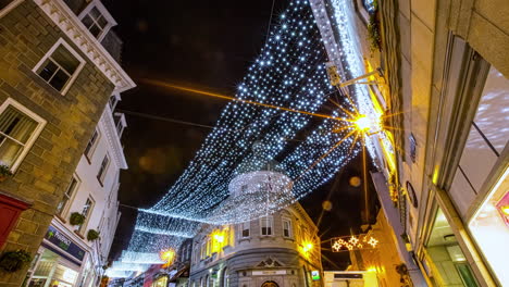 Hiperlapso-De-Luces-Navideñas-En-La-Calle-En-La-Ciudad-De-Guernsey-Por-La-Noche