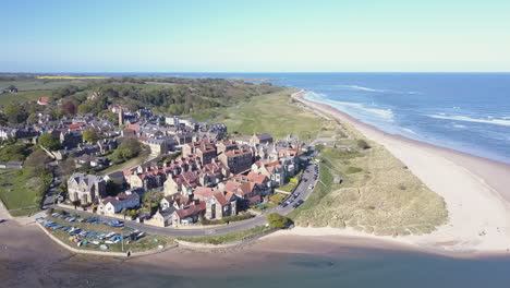 Vista-Aérea-Mirando-De-Sur-A-Norte-Del-Pueblo-De-Alnmouth-En-La-Costa-De-Northumberland,-Reino-Unido