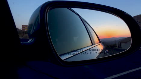 Se-Puede-Ver-Una-Hermosa-Puesta-De-Sol-De-Estados-Unidos-A-Través-Del-Reflejo-Del-Espejo-Lateral-De-Un-Camión