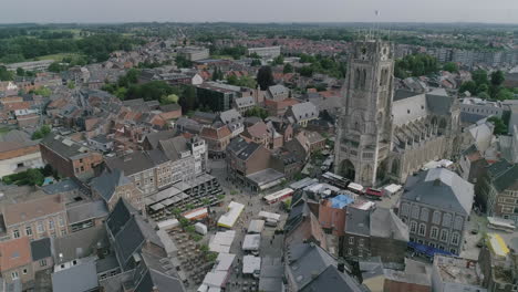 Antena:-Un-Mercado-En-Una-Plaza-De-La-Iglesia-En-El-Centro-De-La-Ciudad-Con-Vistas-A-La-Basílica-De-La-Ciudad