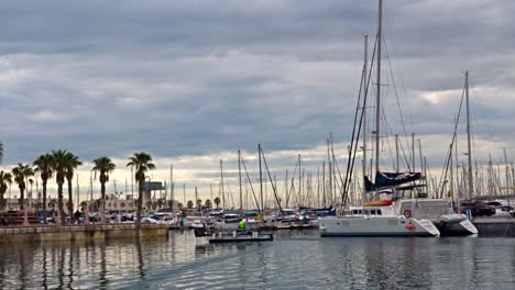 Un-Barco-Especial-Hecho-Para-Limpiar-El-Agua-Del-Puerto-Deportivo-Y-Recoger-Todo-El-Plástico-Y-La-Basura-Que-Flotan-Alrededor