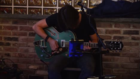 Hombre-Tocando-La-Guitarra-Guay-Famoso