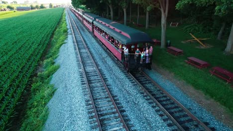 Tren-De-Vapor-En-El-área-De-Picnic,-Saliendo-Del-área-De-Picnic,-En-El-Campo-Amish-Visto-Por-Un-Dron