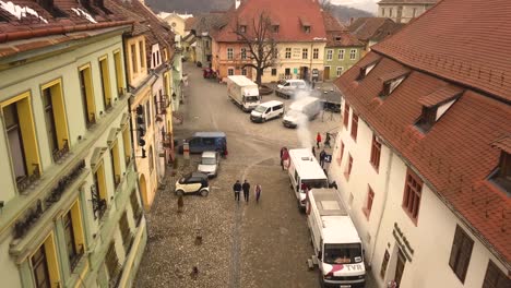 Luftaufnahme-Der-Bewegung-Der-Wunderschönen-Mittelalterlichen-Stadt-Schäßburg