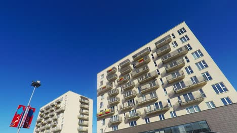 Banderas-Nacionales-Lituanas-En-Edificios-Residenciales-En-Un-Día-Soleado