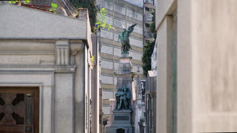 Engel-Und-Drei-Männer-Halten-Tagsüber-Eine-Flaggenmausoleumsstatue-Auf-Dem-Friedhof-Von-La-Recoleta-In-Totalaufnahme