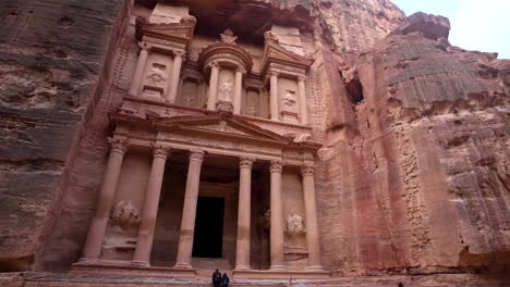 Panoramaaufnahme-Der-Aus-Sandstein-Gehauenen-Fassade-Der-Schatzkammer-In-Der-Antiken-Stadt-Petra