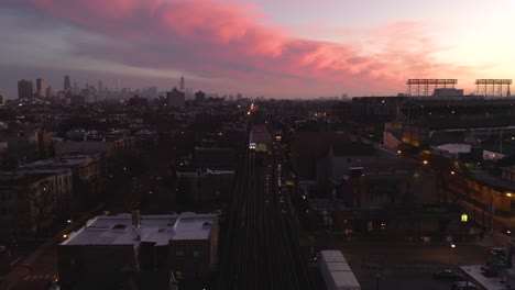 El-Tren-De-Vacaciones-De-La-Autoridad-De-Tránsito-De-Chicago-4k-Pasa-Por-El-Campo-Wrigley