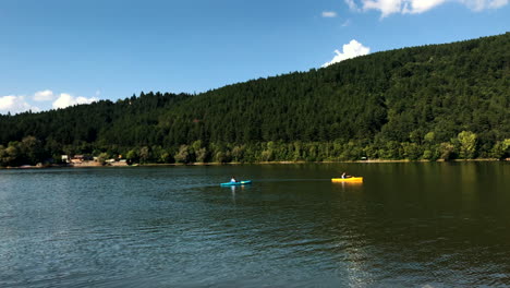 Clip-De-Dos-Kayaks-Individuales-Mientras-Navegan-En-El-Lago-Pancharevo,-Bulgaria