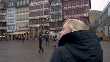 Mujer-Mirando-Alrededor-Del-Centro-De-La-Ciudad-Vieja-De-Frankfurt