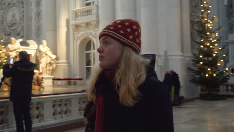 Blonde-Frau-Schaut-Sich-Im-Inneren-Der-Theatinerkirche-In-München-Um