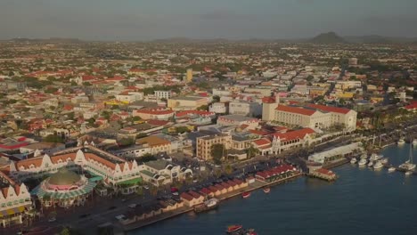 Vista-Aérea-De-Cerca-Del-Hermoso-Puerto-Deportivo-Y-Las-Concurridas-Calles-De-La-Ciudad-Oranjestad-De-Aruba