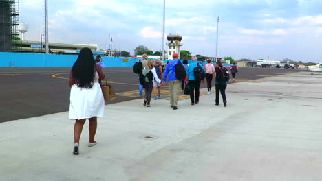 Un-Grupo-De-Personas-Desembarca-Un-Vuelo-Chárter-Desde-Sudáfrica-En-El-Aeropuerto-Internacional-De-Kasane-En-Kasane-Botswana