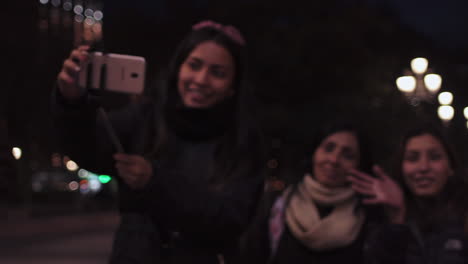 Clip-De-Cámara-Lenta-De-Un-Grupo-De-Tres-Amigas-Mientras-Usa-Un-Selfie-Stick-Para-Tomar-Una-Foto-En-Madrid,-España