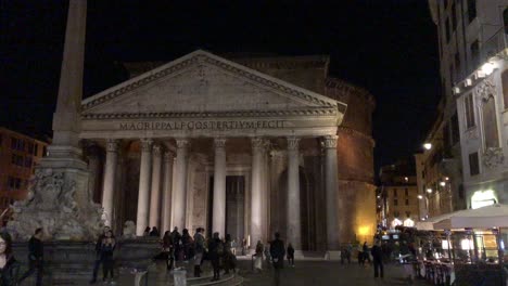 Turismo-Nocturno-En-Roma,-Italia