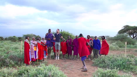 Ein-Maasai-stamm-Führt-Im-Spätsommer-Bei-Bewölktem-Himmel-Auf-Stammesgebieten-In-Der-Nähe-Des-Amboseli-nationalparks-Rituelle-Tänze-Bei-Sonnenuntergang-Durch