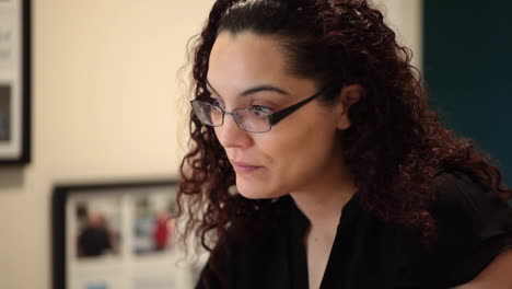 Woman-talking-to-the-receptionist-at-the-doctor's-office