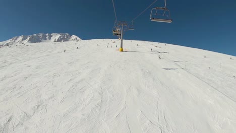 Blick-über-Eine-Skipiste-Voller-Skifahrer