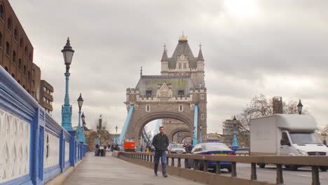 London-Tower-Bridge-Mit-Einem-Jungen-Männlichen-Erwachsenen,-Der-Sich-Nähert