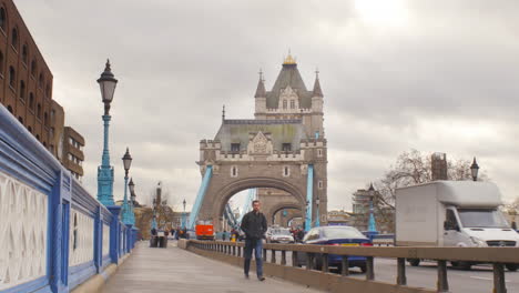 Puente-De-La-Torre-De-Londres-Con-Un-Adulto-Joven-Acercándose