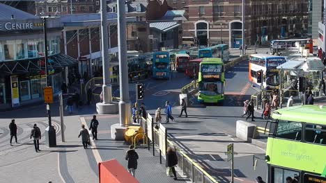 Lokale-Pendler---Touristen-überqueren-An-Einem-Sonnigen-Tag-Den-Straßenverkehr-Im-Liverpool-Paradise