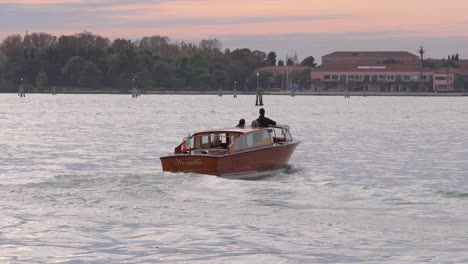 El-Hombre-Dirige-Un-Taxi-Acuático-Con-Turistas-En-Las-Famosas-Lagunas-De-Venecia