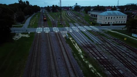 Drohnenaufnahme-Von-Menschen,-Die-In-Tartu-Die-Eisenbahn-überqueren