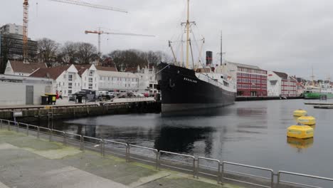 Port-of-of-Stavanger-Sunday-afternoon,-old-boats-in-a-sleepy-harbor