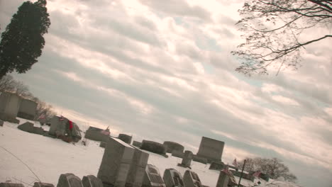 Cementerio-Cubierto-De-Nieve-Con-Inclinación-Del-Cielo-Nublado-A-Cámara-Lenta