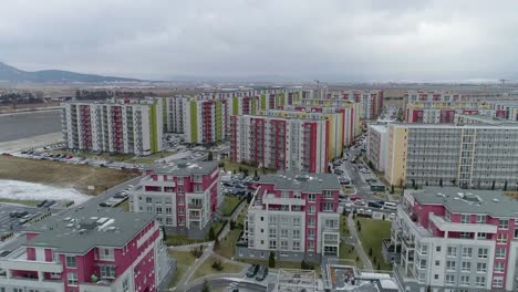 Vista-Aérea-Del-Complejo-Residencial-Avantgarden-En-Brasov,-Rumania