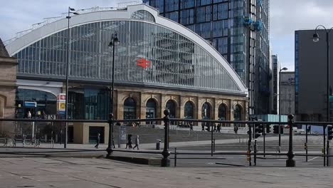 Curva-De-Arco-Grande-Entrada-Frontal-De-La-Estación-Liverpool-Lime-St-Mientras-La-Gente-Pasa-Por-El-Tráfico