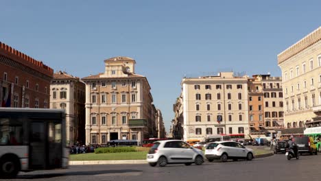 Static-shot-of-a-circular-plaza-in-Rome,-Italy-during-a-busy-day